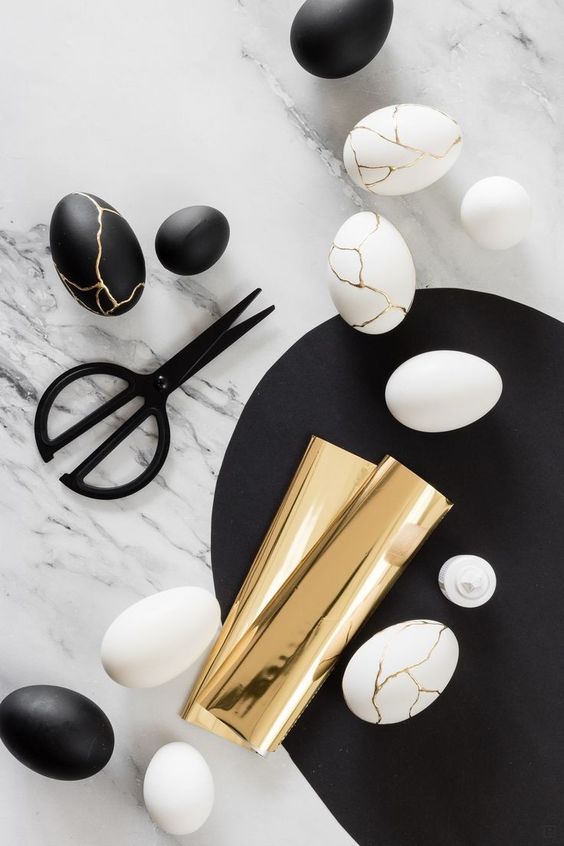 stylish black and white Easter eggs with marble imitation are a very chic and bold idea for a modern party