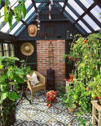 42 Beautiful Greenhouse Decor Ideas - DigsDigs