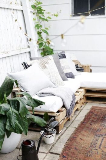 43 Cool Outdoor Pallet Furniture Ideas - DigsDigs
