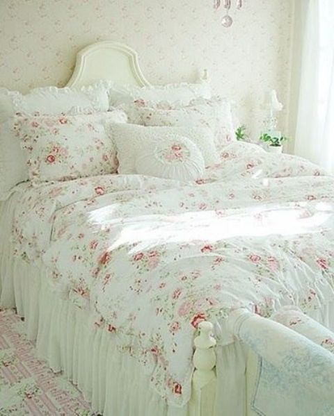 Shabby chic style is super fashionable, choose delicate floral bedding to highlight the shabby chic style of your bedroom