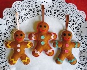 bold Christmas gingerbread men cookies of felt with colorful touches are a very fun and whimsical idea to go for