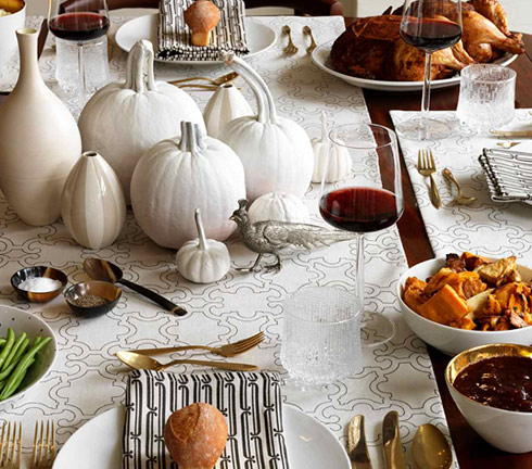 Black and white Thanksgiving decor isn't traditional but it looks modern and chic so give it a try!