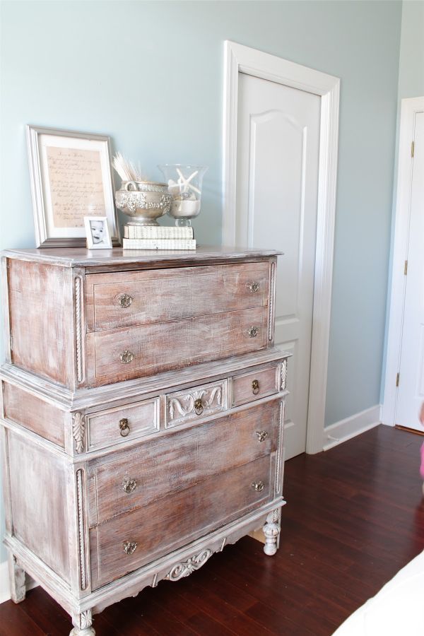 A vintage whitewashed dresser is a bold solution for a vintage, shabby chic bedroom, it looks very statement like
