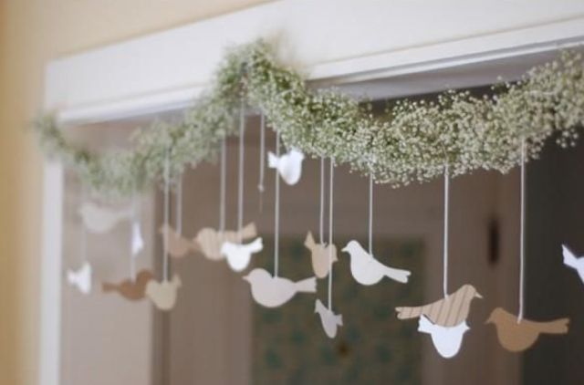 A baby's breath garland with little birds is a cool Christmas decoration, it looks chic and eye catching