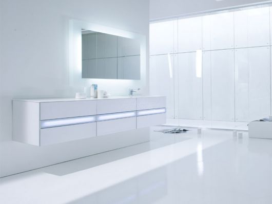 Clean White Minimalist Bathroom by Arlexitalia