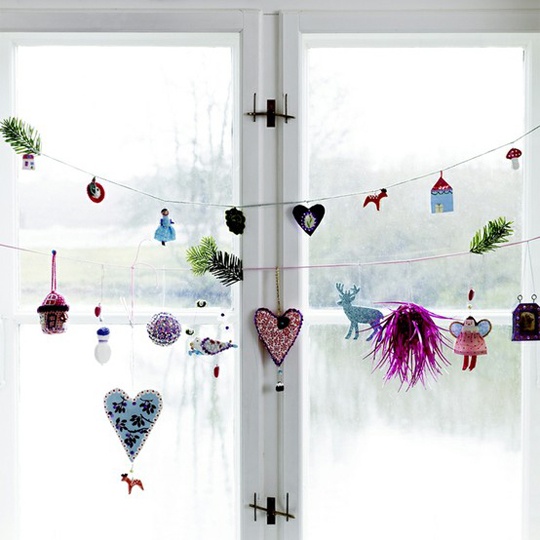 Here is a cool idea for a craft project for your kids - a garland made of little toys and Christmas figures. 