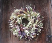a naturally-colored corn cob and husk wreath is a very simple rustic decoration to rock this fall