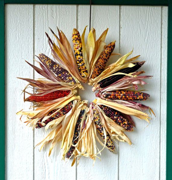 A bright and cool rustic fall wreath made of corn cobs and corn husks in between is a very bold and eye catchy rustic decoration