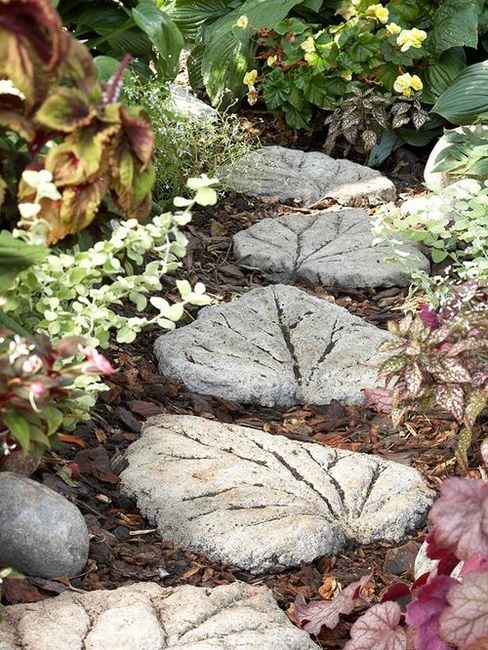 A creative and whimsy garden path made of leaf shaped stepping stones that you can DIY