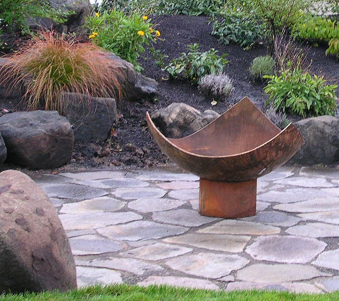 An open aged metal fire bowl is a great idea for a mid century modern outdoor space, it's easy to DIY and it looks pretty simple to blend with the surroundings