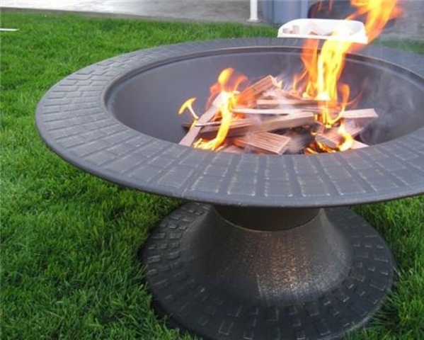A large metal fire bowl with an open design will be a bold solution for a modern or even vintage space, its look will fit anything