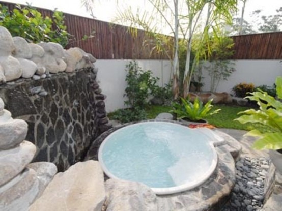 a jacuzzi in a garden lets you enjoy garden views and relax thanks to the greenery around