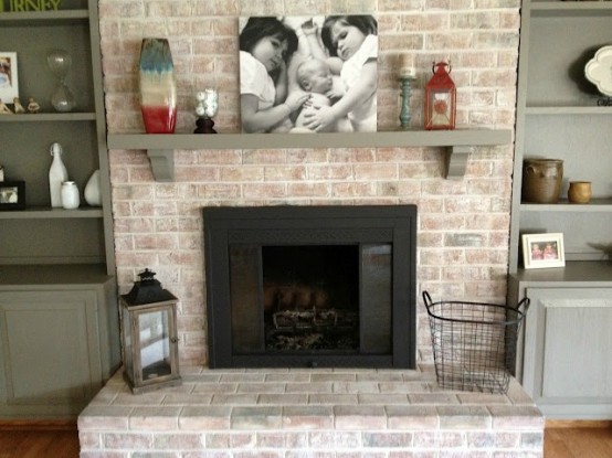 a whitewashed red brick fireplace looks less bold, more chic and stylish and such a combo never goes out of style