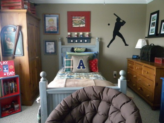 Baseball-inspired boys room decor isn't hard to pull off.
