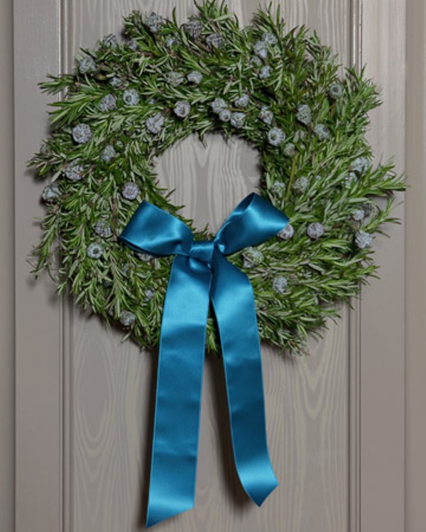Fill your home with the sweet smell of rosemary. Such wreath isn't that hard to make and you can use dried rosemary after holidays.