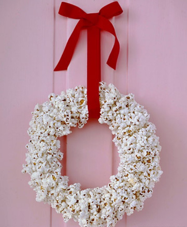 Who could thought you could make a wreath from popcorn? It definitely would impress your guests during holidays.