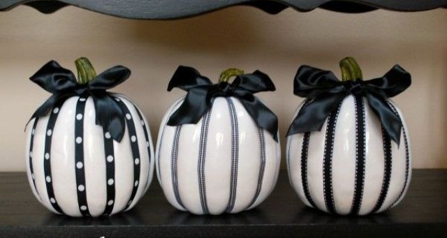 elegant black and white pumpkins with black bows on top are amazing for Halloween decor and they look chic