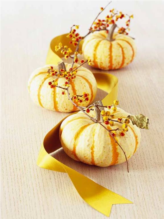 A very easy Thanksgiving centerpiece of gourds, berries and a mustard ribbon is a perfect last minute idea to rock