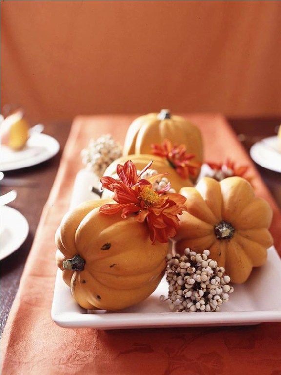 A plate with pumpkins, berris and bold blooms is a perfect idea of a very fast and cool Thanksgiving centerpiece