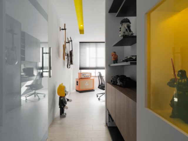 Black andwhite minimalist apartment with pops of yellow  11