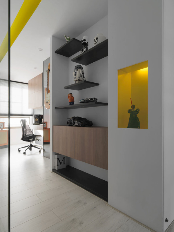 Black andwhite minimalist apartment with pops of yellow  12