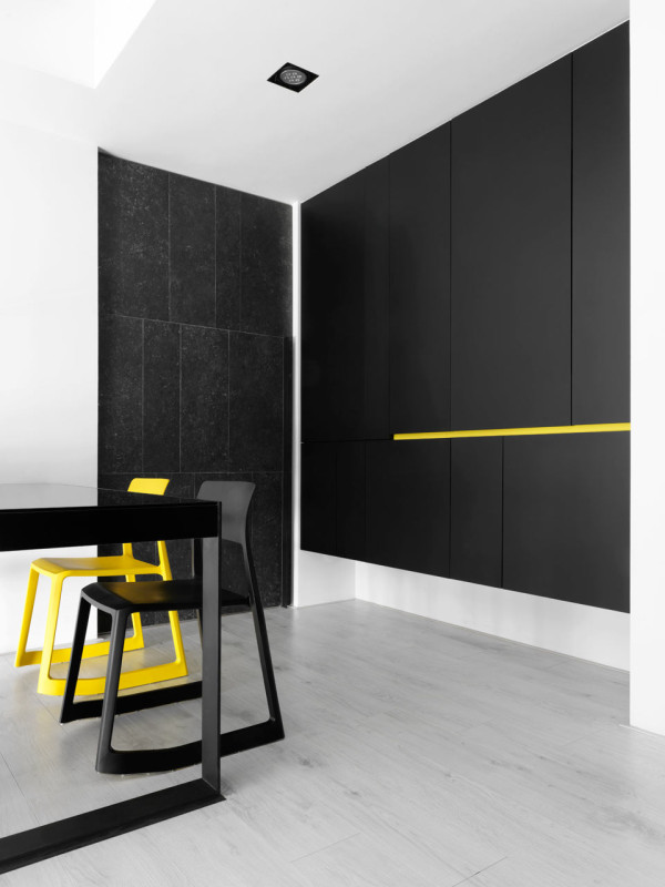 Black andwhite minimalist apartment with pops of yellow  5