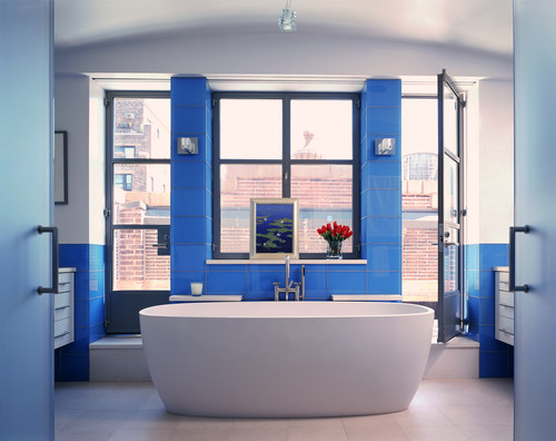 bright blue tiles on the walls and pillar next to the tub add a bold touch to your bathroom
