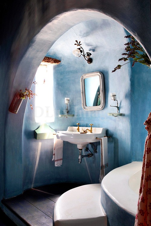 a blue plaster bathroom and a matching bathtub plus a white sink and tub for a fresh touch