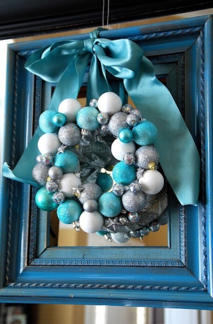 a pretty beach Christmas wreath of white, silver and turquoise ornaments, stars and a large ribbon bow on top is an amazing and chic idea