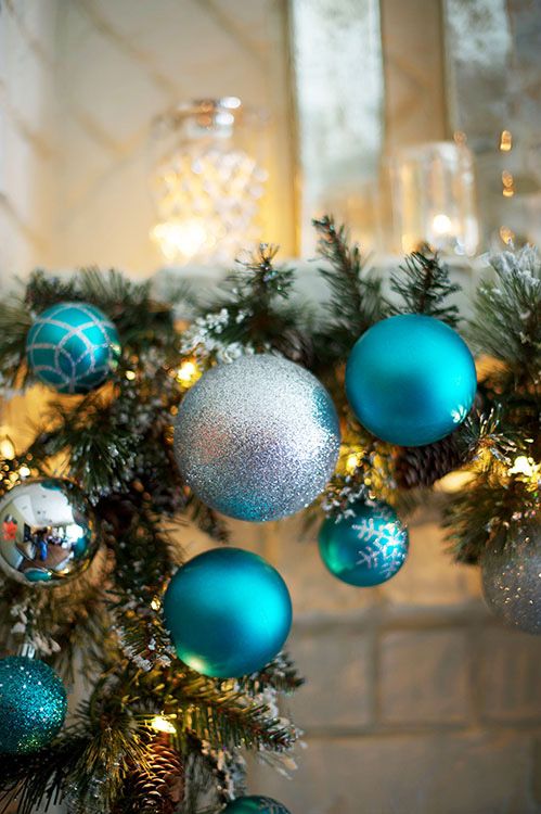 a garland with silver and blue ornaments is a lovely decoration for both indoors and outdoors and is easy to compose yourself