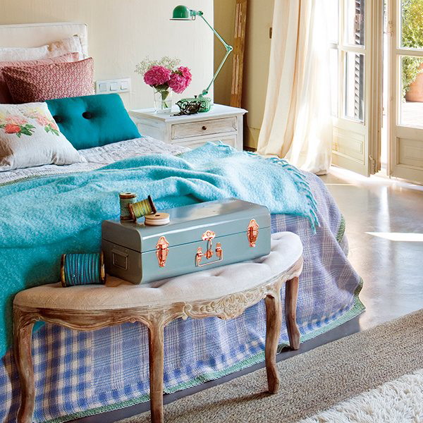 Charming Vintage Bedroom With Turquoise And Pink Accents