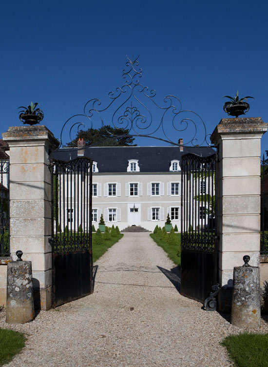 Châteaux De La Resle: Antique Castle With Colorful Interiors