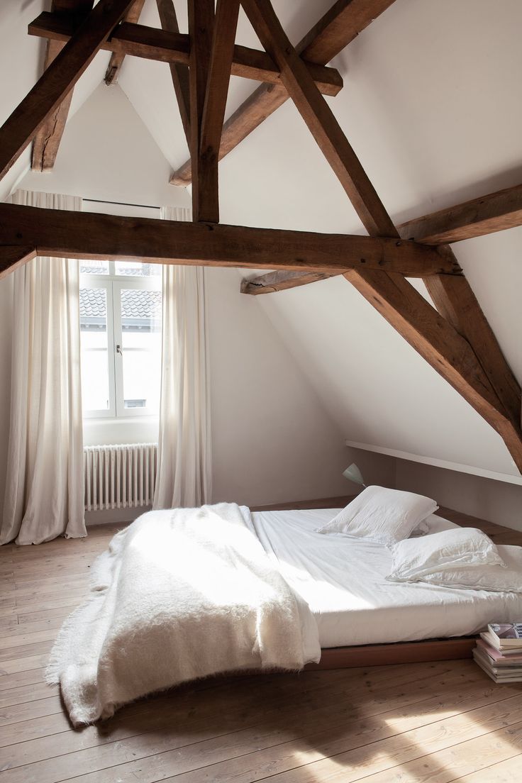 Chic bedroom designs with exposed wooden beams  15