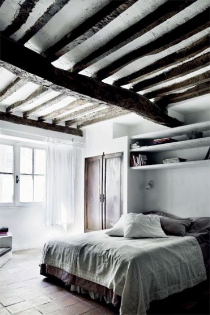 Chic bedroom designs with exposed wooden beams  31
