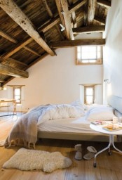 chic-bedroom-designs-with-exposed-wooden-beams-33