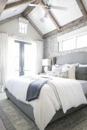 chic-bedroom-designs-with-exposed-wooden-beams-4