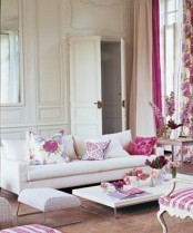 a colorful and refined spring living room done in neutrals and with pink and floral touches is a very chic idea