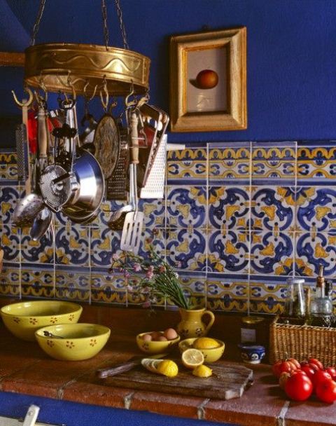 Brigth blue walls and Moroccan style tiles plus bold porcelain for a boho space