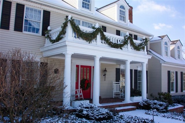 Simple evergreen garlands on the balcony make it more holiday like and decorate with a natural feel