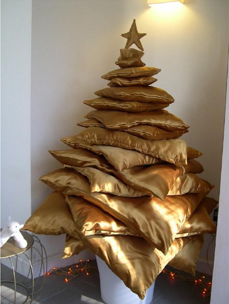 Christmass Tree Alternative Of Pillows (via spoki)