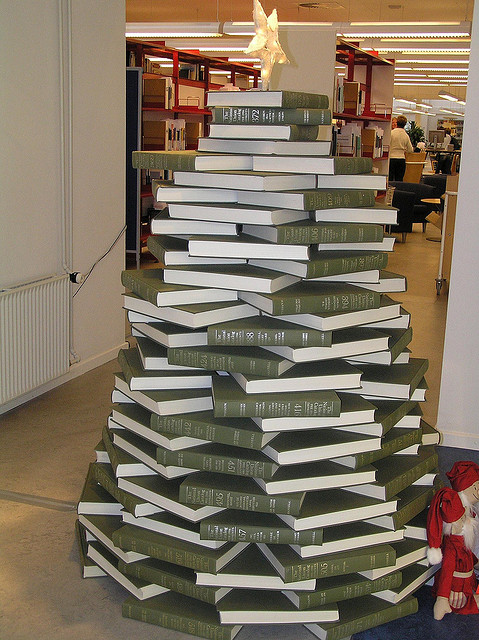 Books Christmas Tree (via flickr)