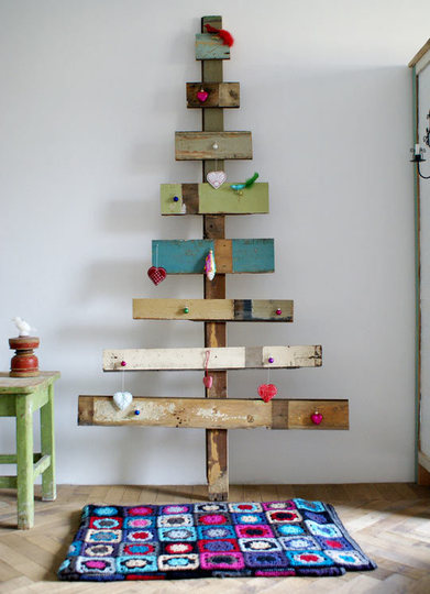 Rustic Christmas Tree Of Planks (via apartmenttherapy)