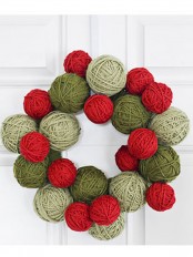 light and dark green plus red yarn balls form a cool and out of the box Christmas wreath in the traditional holiday colors