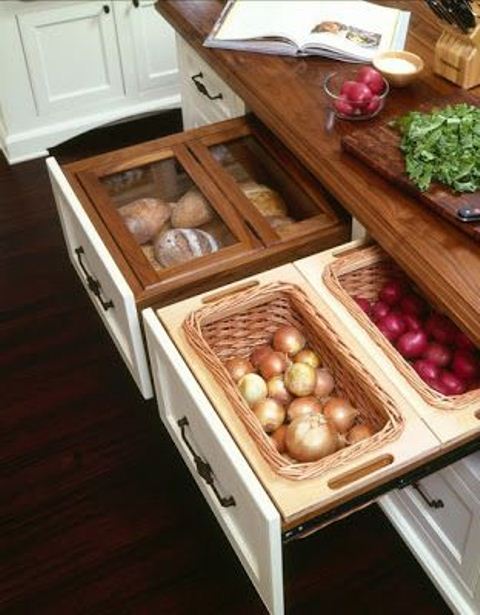 complete your drawers with mini baskets or glass containers and you will have nice space for storing food