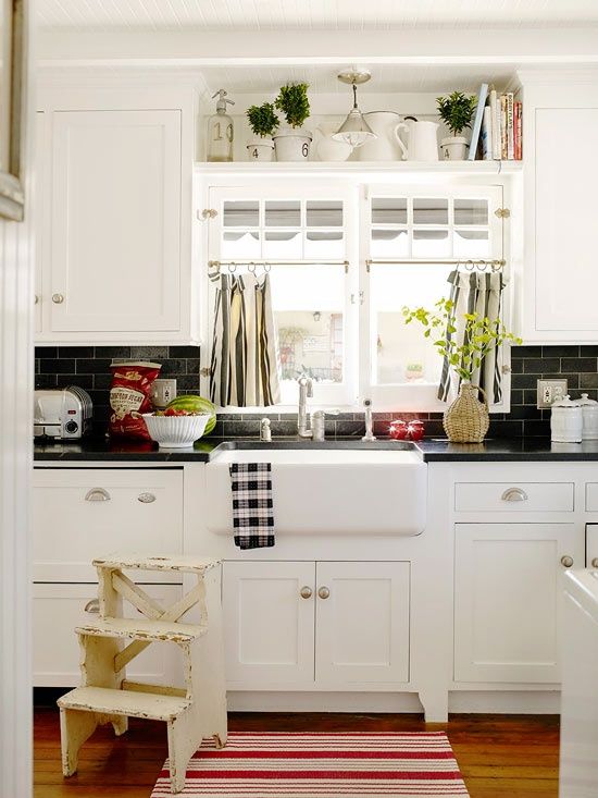 Black and white color theme works not only with modern interiors but with farmhouse-like too.