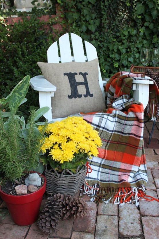 Plaid blankets not only help you to stay warm outdoors but also looks nice and add a touch of coziness to your seating area.