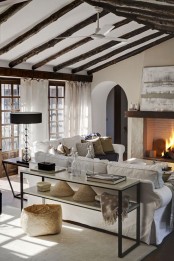 cozy-living-room-designs-with-exposed-wooden-beams-31