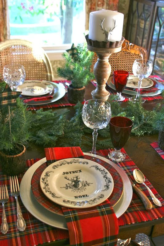 red plaid placemats, napkins and plates give this tablescape a cozy traditional Christmas feel and make it cooler and bolder