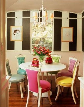 Cozy Small But Colorful Dining Area