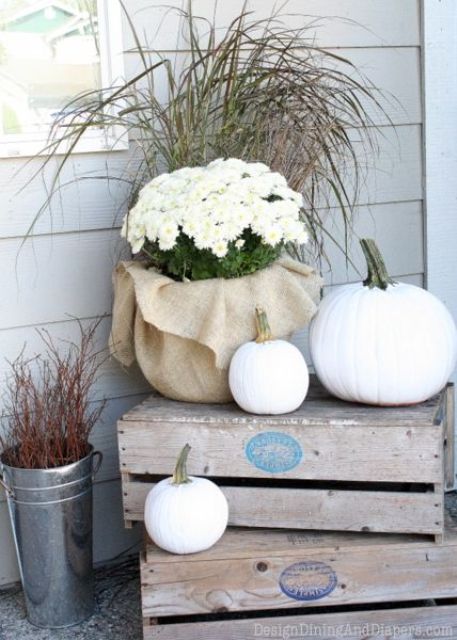 Black and white Thanksgiving decor is an interesting, chic alternative to standard things we usually use.  It's perfect for subtle arrangements.